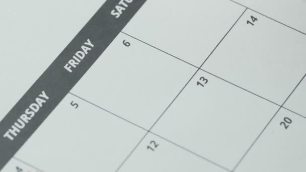 Слово секс написано красной ручкой в календаре крупным планом. — стоковое видео