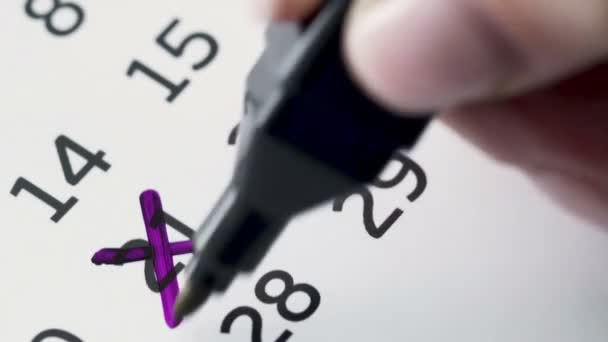 Närbild av den tjugoförsta dagen i kalendern, överstruken med en lila penna — Stockvideo
