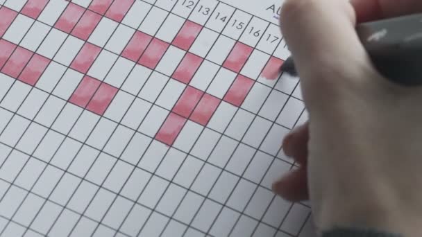 Kırmızı keçeli kalemle yakın plan takvimdeki günler işaretleniyor — Stok video