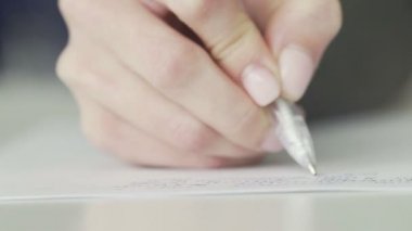 Tanınmayan bir iş kadını, iş görüşlerini ve planlarını bir deftere yazar ve bir yapılacaklar listesi hazırlar.