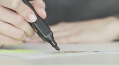 Önemli bir metni siyah bir kalemle işaretliyor