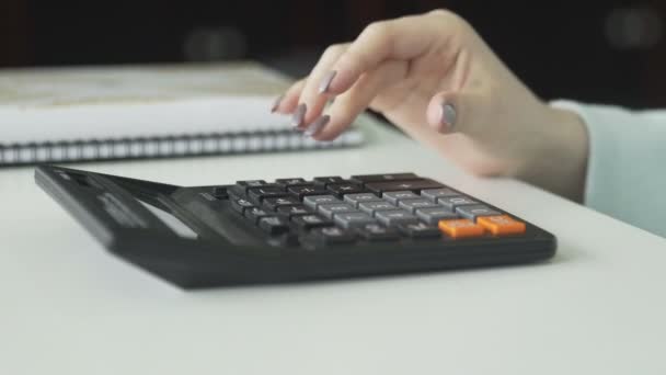 Primer plano de una mano de mujer usando una calculadora — Vídeos de Stock