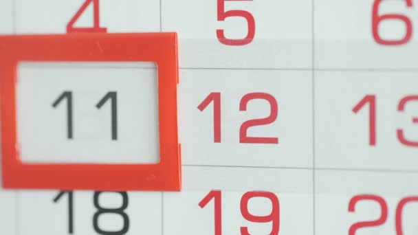 Gros plan d'un doigt de femme déplace le pointeur de date sur le calendrier — Video