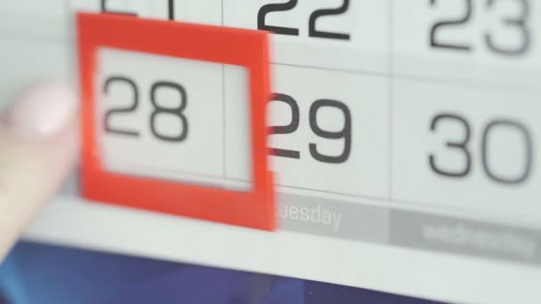 Primer plano de un dedo de las mujeres mueve el indicador de fecha en el calendario — Vídeos de Stock