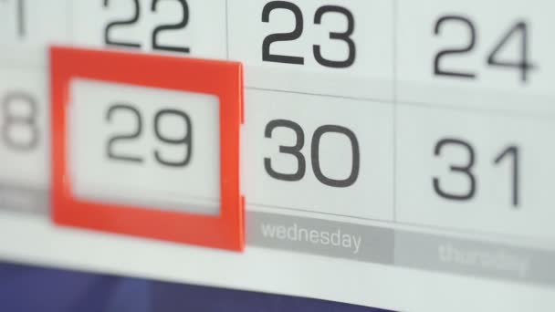 Il primo piano di un dito di donne muove il puntatore di data sul calendario — Video Stock