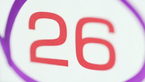 紫色のペンで署名されたカレンダーの26日目のクローズアップ — ストック動画