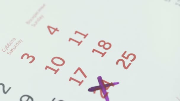 Крупный план двадцать пятого дня календаря, вычеркнутый фиолетовым пером — стоковое видео