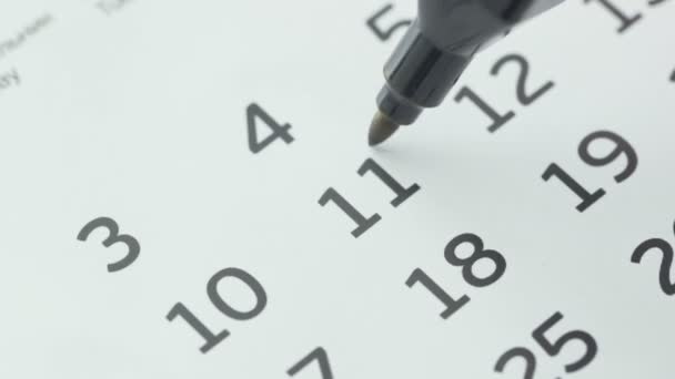 Närbild av den elfte dagen i kalendern undertecknad med en lila penna — Stockvideo