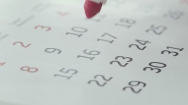 Takvimin 16. gününde kırmızı kalemle imzalanmış.