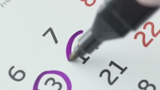 Närbild av undertecknandet av dagen på kalendern med en röd penna, det fjortonde numret — Stockvideo