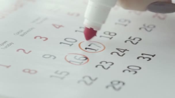 Close-up van de zeventiende dag van de kalender, ondertekend met een rode pen — Stockvideo