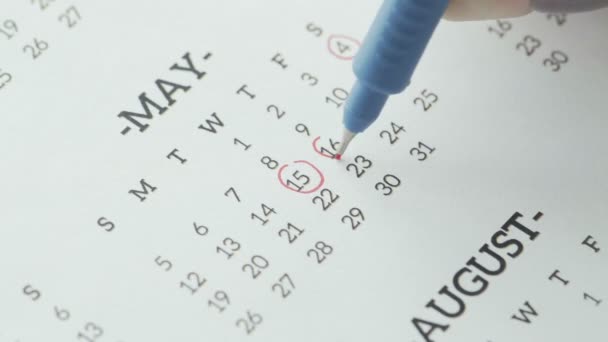 Крупный план шестнадцатого дня календаря, подписанный красной ручкой — стоковое видео