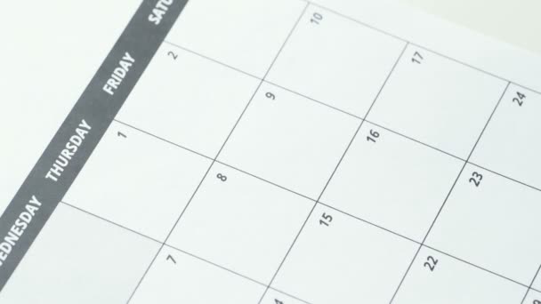 A palavra festa é escrita em caneta vermelha no calendário close-up — Vídeo de Stock