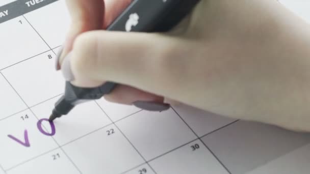 Una mano de mujer escribe la palabra descanso con una pluma roja en un calendario de primer plano — Vídeos de Stock