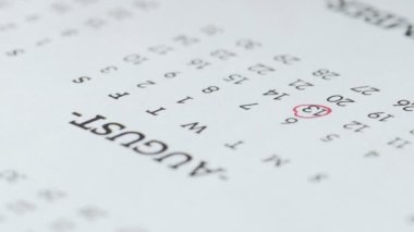 Takvimdeki numaralar yakın plan kırmızı kalemle işaretlenmiş.