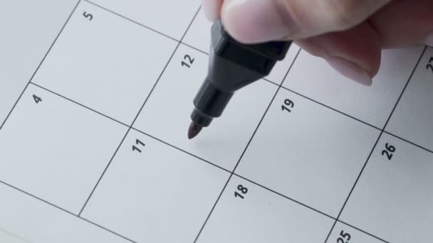 La palabra fitness está escrita en un bolígrafo rojo en un calendario de primer plano — Vídeos de Stock