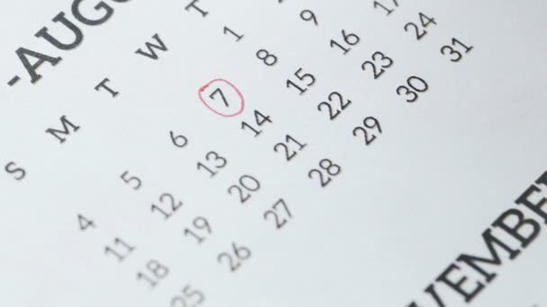 Les septième et vingt et unième chiffres sont marqués d'un stylo rouge dans le calendrier close-up — Video