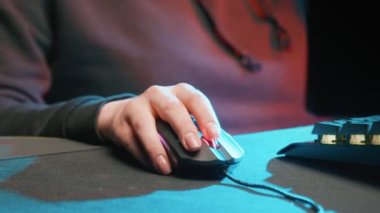 Kız eli bilgisayar faresiyle oynuyor. Yakın plan.