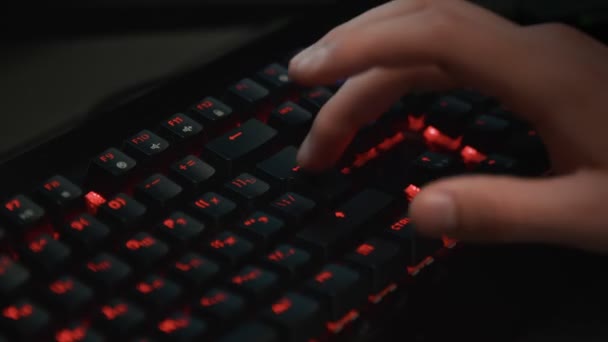 Tasten auf einer hinterleuchteten Tastatur in Nahaufnahme drücken — Stockvideo