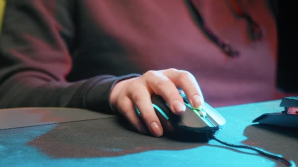 Κορίτσια χέρι παίζει ένα ποντίκι υπολογιστή κοντά — Αρχείο Βίντεο