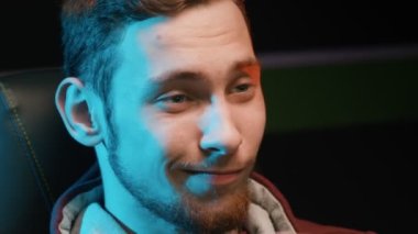 Genç bir oyuncu duygusal olarak bilgisayarda oynuyor, yakın plan.