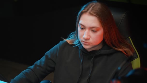 Mladý hráč dívka hrát na počítači close-up — Stock video