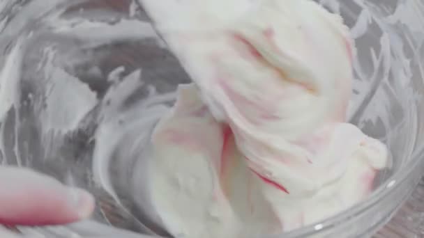 Las manos de los panaderos amasan la crema con una espátula en un recipiente de vidrio. Preparación de ingredientes para hornear crema, vista superior — Vídeos de Stock