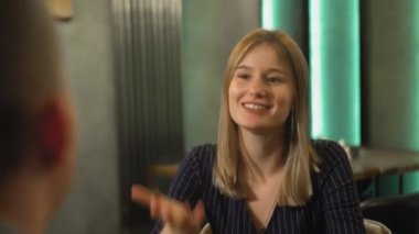 Bir adam ve bir kadın bir kafede ya da bir restoranda karşılıklı oturup iletişim kurarlar. Kafede ya da restoranda bir randevu. Romantik atmosfer