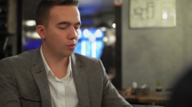 Bir adam ve bir kadın bir kafede ya da bir restoranda karşılıklı oturup iletişim kurarlar. Kafede ya da restoranda bir randevu. Romantik atmosfer