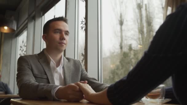 The girl puts her hand in the palm of her boyfriends.Close-up shooting — Stock Video