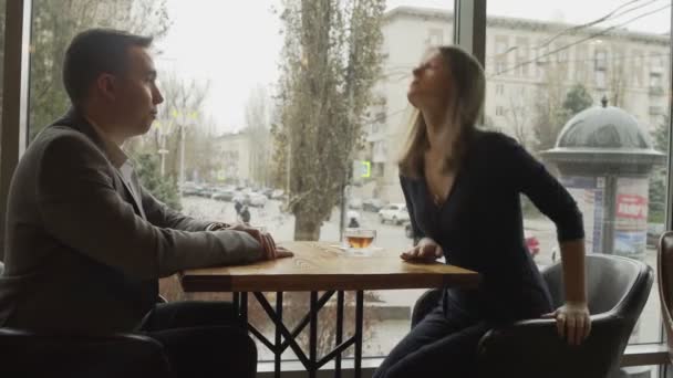 女人在咖啡馆或餐馆与男人约会时，从椅子上站起来离开 — 图库视频影像