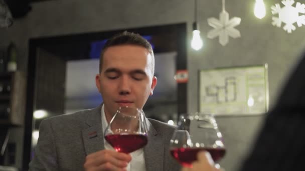 어떤 남자 가 카페나 식당에서 와인을 마시는 여자와 데이트를 하고 있습니다. — 비디오
