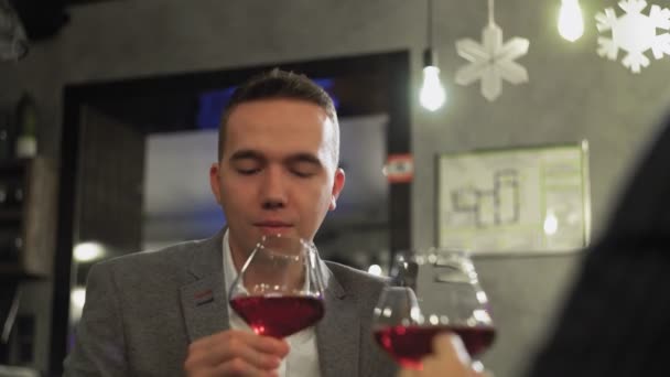 Ein Mann bei einem Date mit einer Frau in einem Café oder Restaurant, der Wein aus nächster Nähe trinkt — Stockvideo