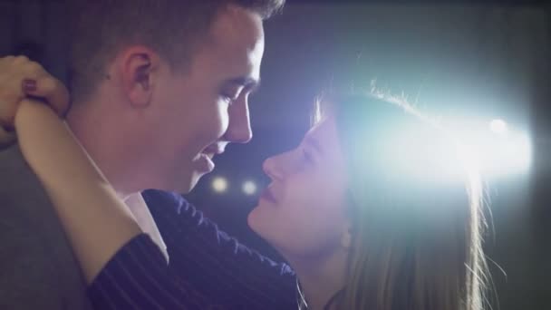 Un uomo e una donna danzano un lento primo piano e si baciano — Video Stock