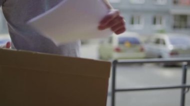 Kurye bir paket teslim eder, genç bir kadın bir kutu alır. Teslimat servisi.