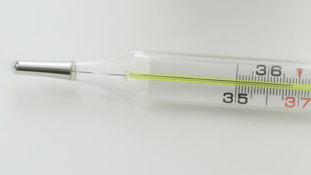 Eine Nahaufnahme eines Quecksilberthermometers aus Glas zeigt eine niedrige Temperatur — Stockvideo