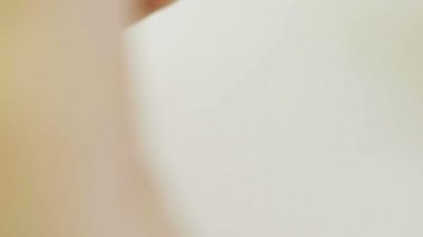 Kadınların elleri elektronik termometreyi tutar. Sıcaklık normal, yakın çekim.