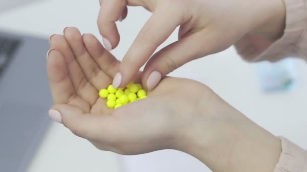 Das Mädchen nimmt die Ascorbinsäure und wäscht sie mit Wasser ab. Vitamin C zur Stärkung der Immunität. Ascorbinsäure in Dragees — Stockvideo