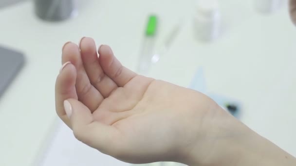 一个无法辨认的女人，一个病人的特写，手里拿着一罐药丸，倒在她的手里 — 图库视频影像