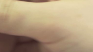 Kadınların ellerinde elektronik termometre, yüksek vücut sıcaklığı ve yakın çekim var.