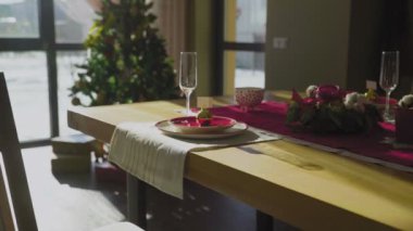 Noel 'e hazırlanmak, evde şenlik masası servis etmek. Noel gelenekleri.