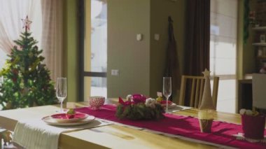 Noel 'e hazırlanmak, evde şenlik masası servis etmek. Noel gelenekleri.