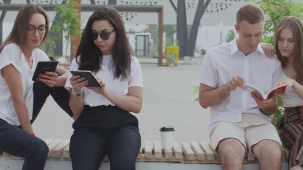 学生は日中公園で電子書籍を読む — ストック動画