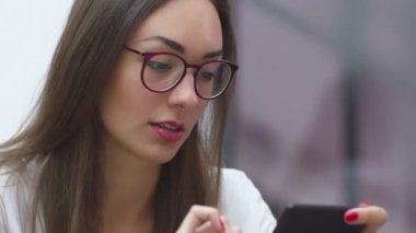 Sokakta bir kız e-kitap okuyor.