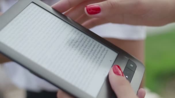 Γυναικεία χέρια κατέχουν ένα e-book — Αρχείο Βίντεο