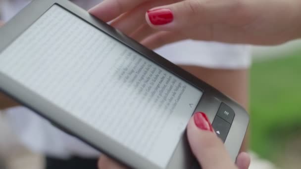 Le mani delle donne tengono un e-book — Video Stock