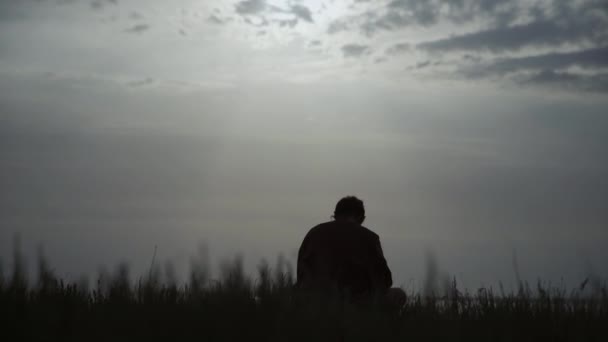 Silueta de mujer triste en la playa — Vídeos de Stock