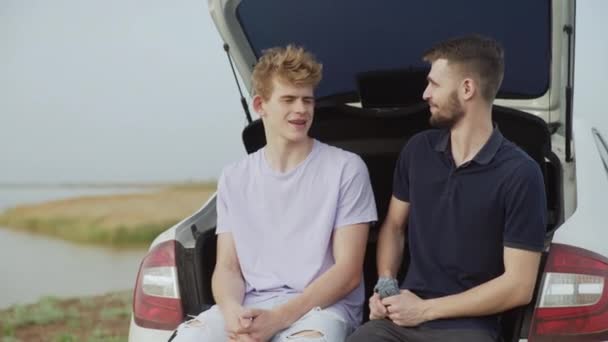 Dois melhores amigos sentar no carro e conversar em sua viagem de carro — Vídeo de Stock