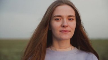 Portre genç bayan dışarı bakın kamera gülümseyin