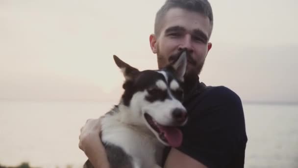 Joven barbudo posando en la cámara con su perro — Vídeos de Stock